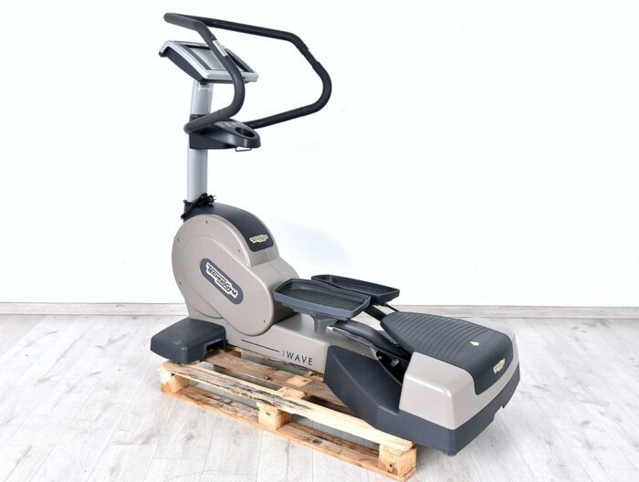 Fitness_Club_24_Technogym_Excite_Wave_700_TV